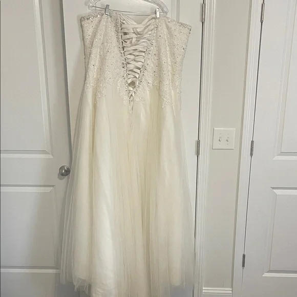 Vivi Elegant Plus Size 20/22 Beaded Wedding Dress - Picture 3 of 5
